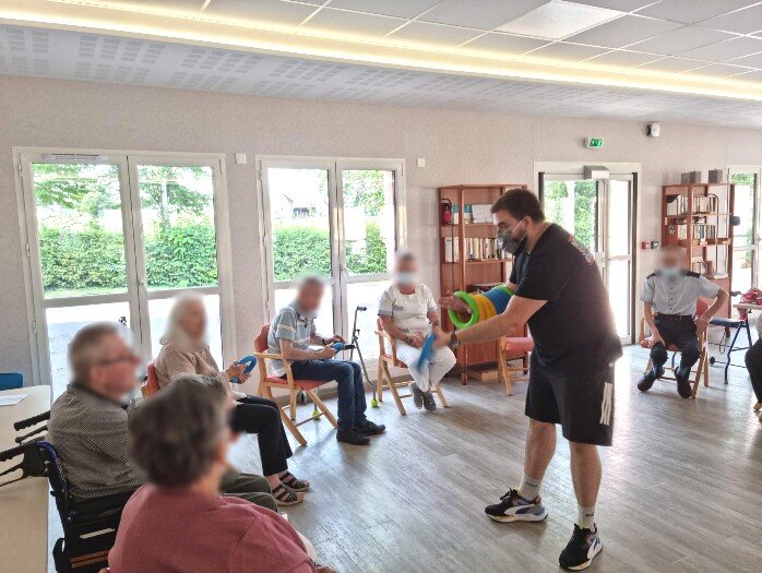 EHPAD Audelin Lejeune Exercices de motricité avec un professionnel